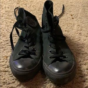 Converse men’s 6, women’s 8